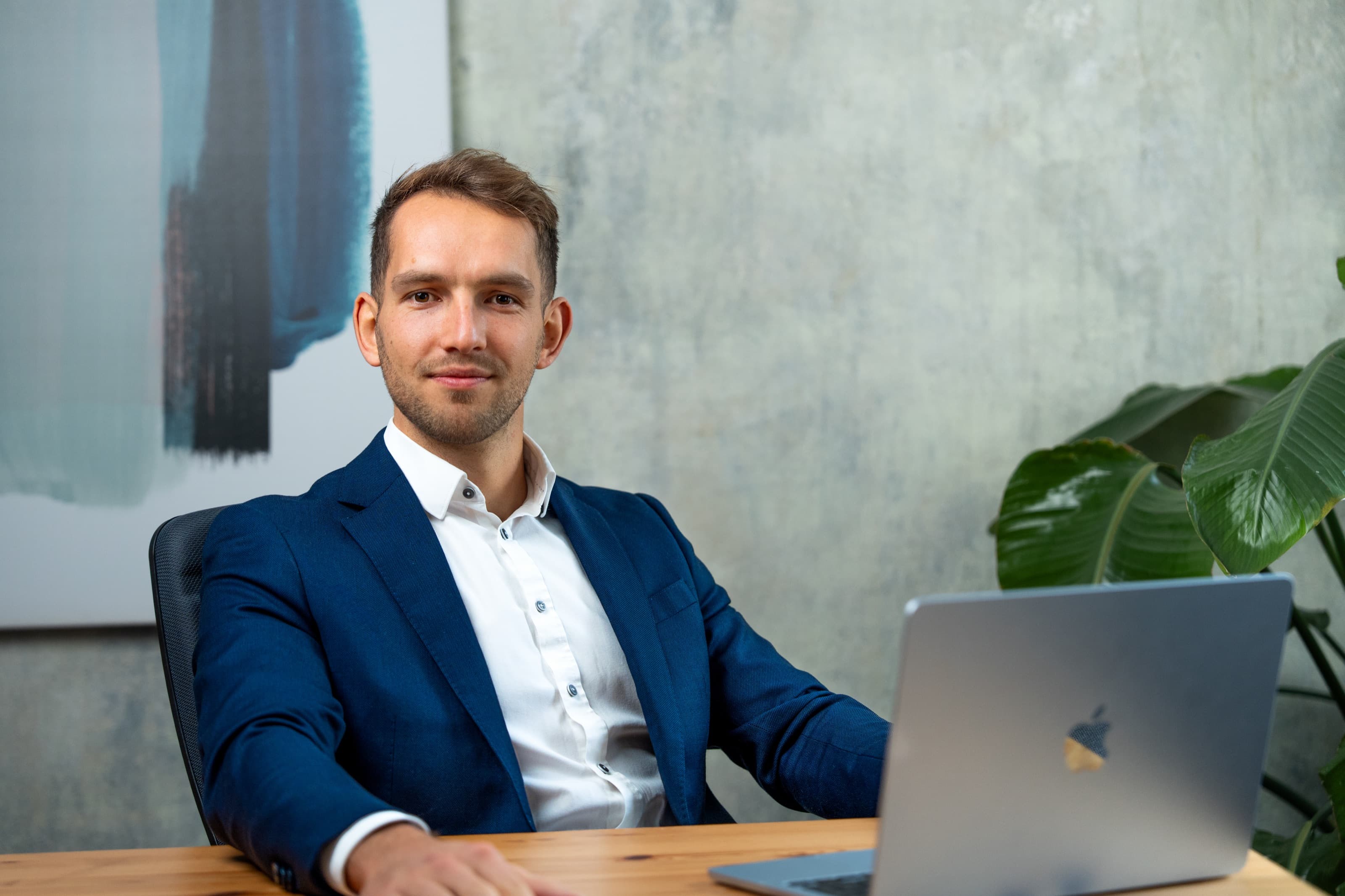 Benjamin Lukas am Schreibtisch im Büro von BLuEngineering