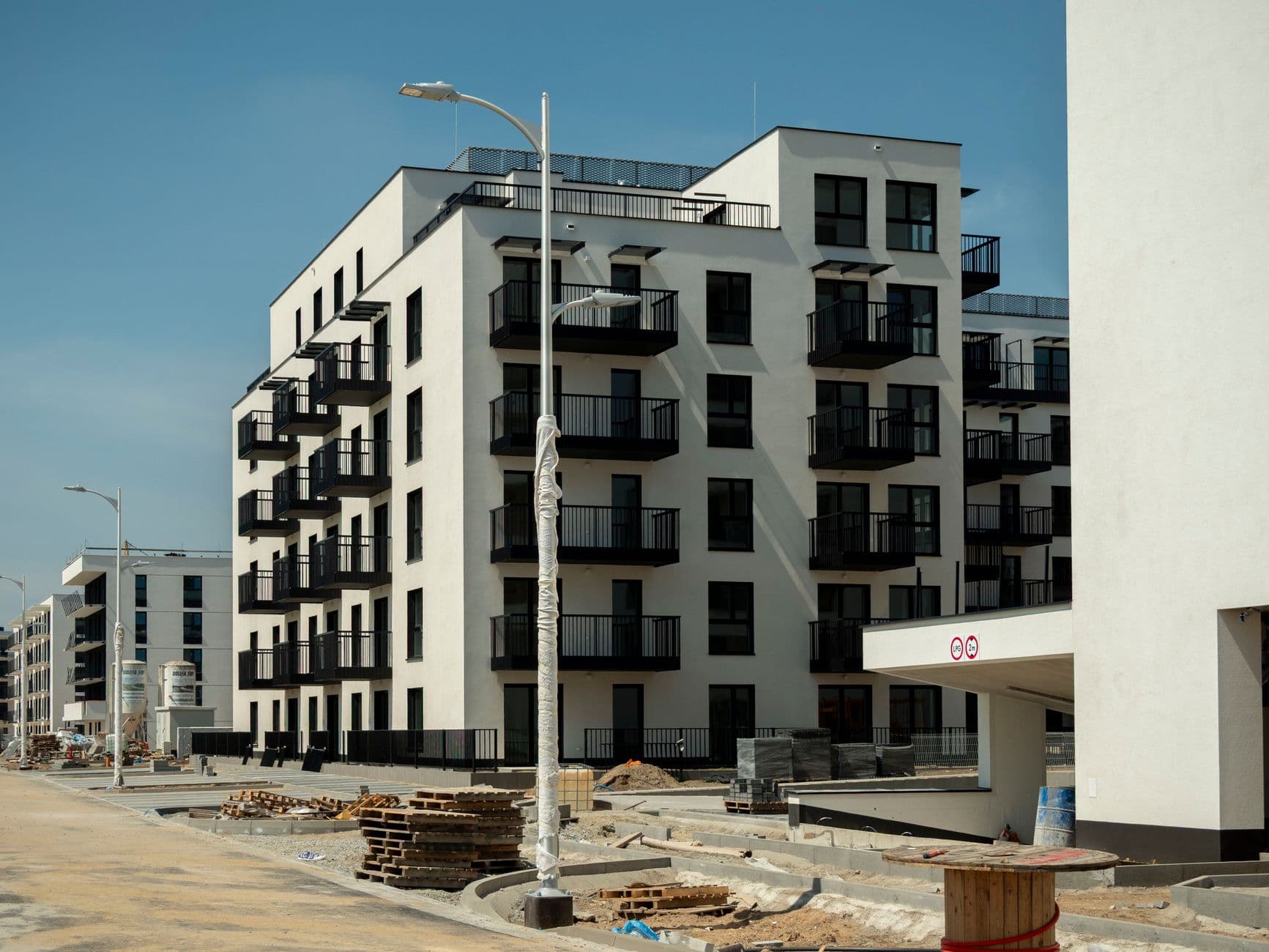 Moderne Wohngebäude im Neubau vor blauem Himmel