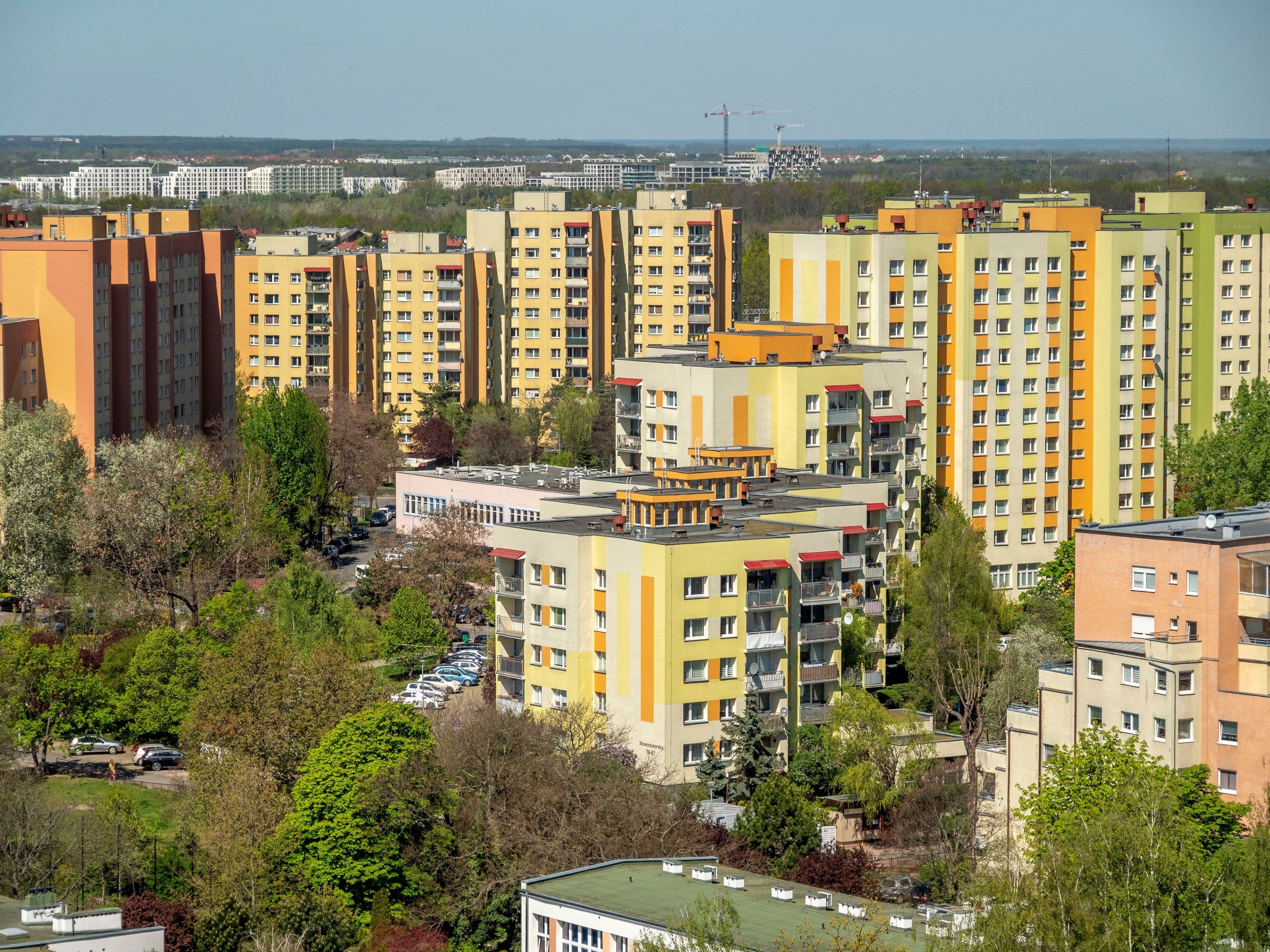 Wohnsiedlung mit mehrgeschossigen Bestandsgebäuden aus der Luft