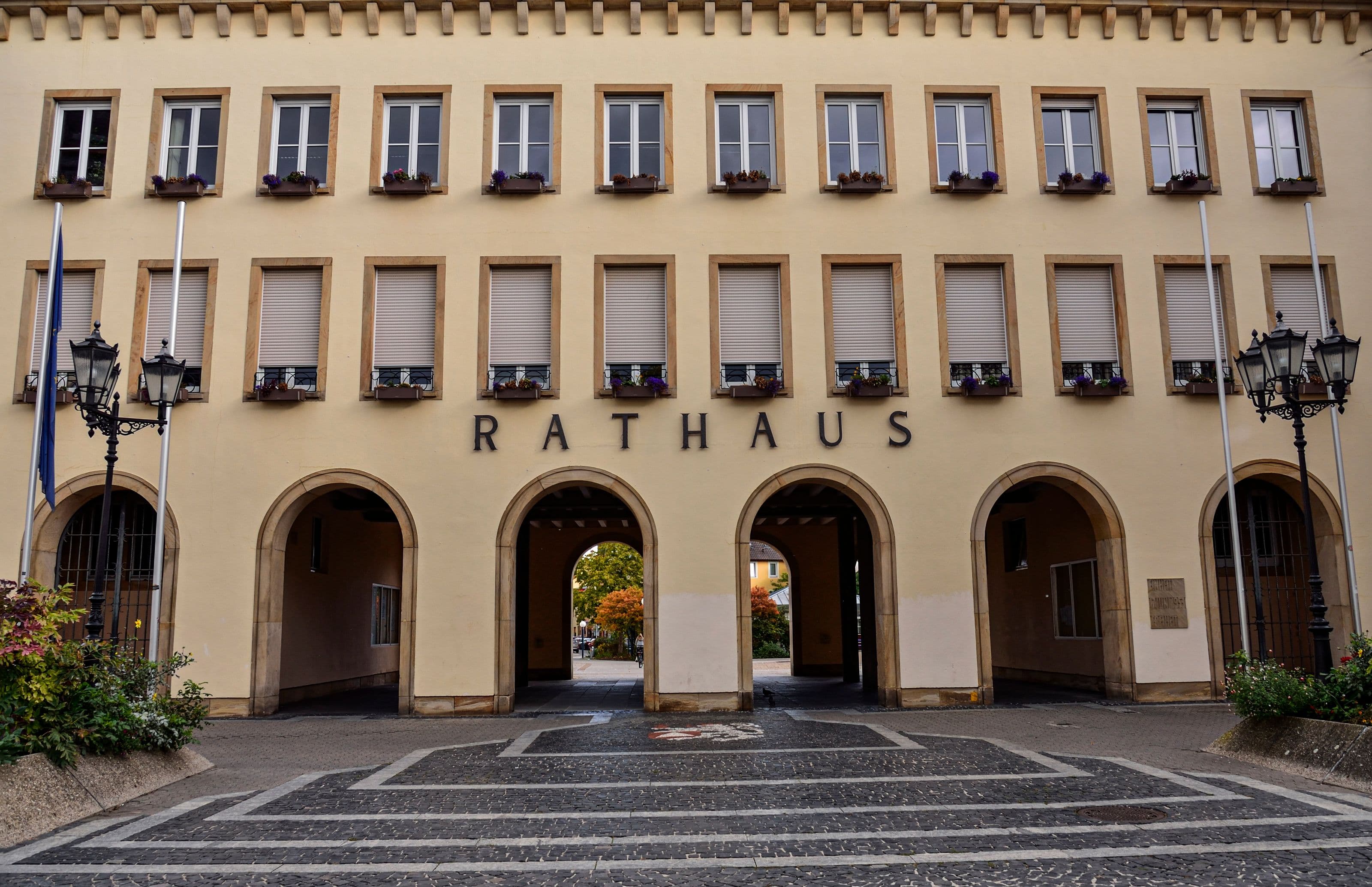 Rathaus-Fassade mit Arkaden
